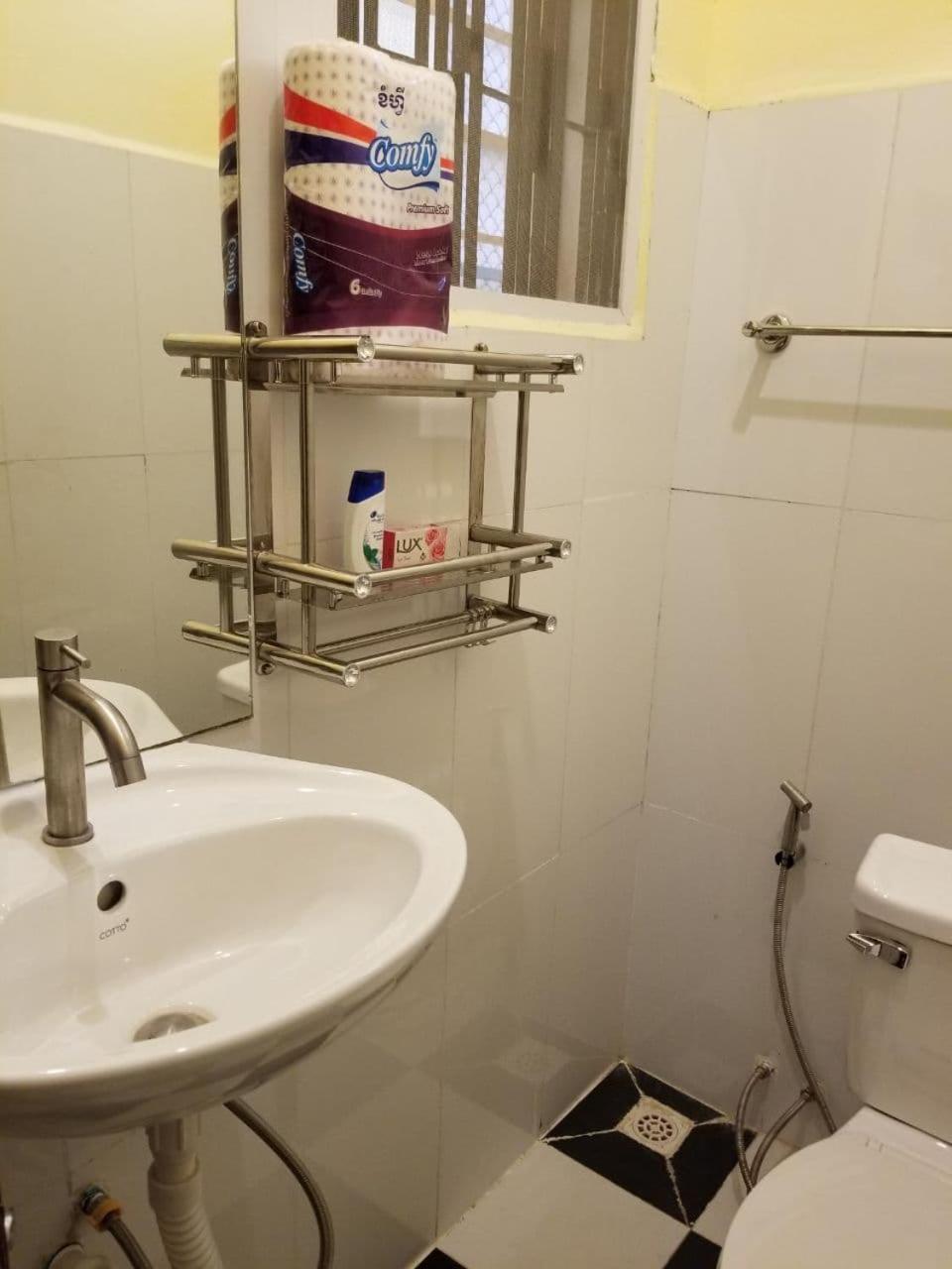 Room 7 - Studio In A Villa 5Mn Walk From The Royal Palace With Swimming Pool Phnom Penh Exteriör bild